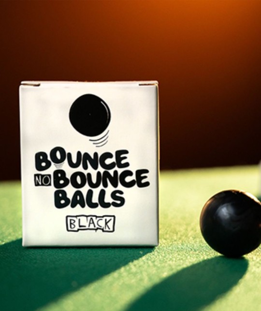 Cutie Bounce no Bounce Balls Black cu bilă neagră Murphy’s Magic pe masă verde
