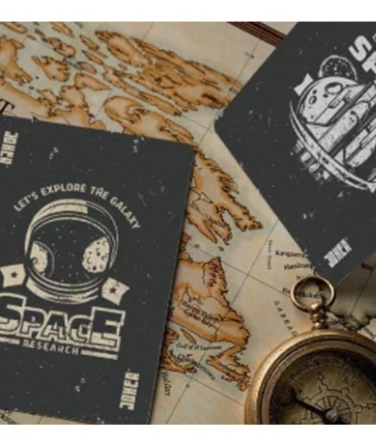 Cărți Space Adventure așezate pe o hartă vintage alături de busolă