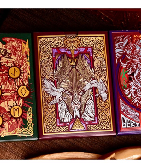 Cutie Odin Norse Myths cu simbolul triunghiului și ochiul în centru