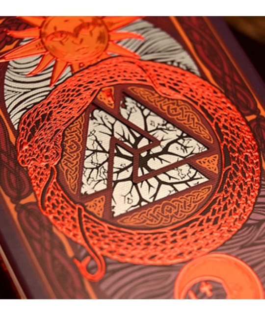 Design roșu emboss cu lupul Fenrir pe cutia deck-ului