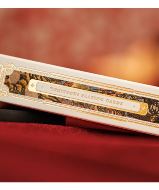 Kuniyoshi Special Edition Playing Cards – detaliu lateral cutie cu finisaj folie metalizată