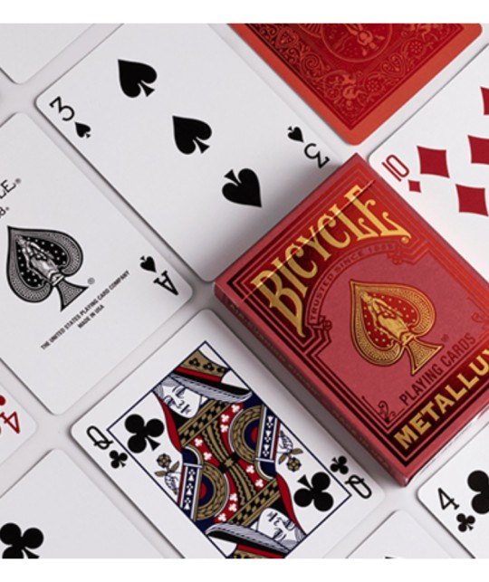 Bicycle Metalluxe Red Playing Cards – prezentare flat lay cu cărți și cutie metalică