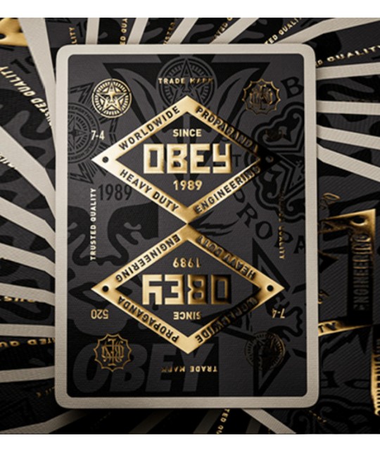 Spatele cartilor Obey Gold Edition cu folio auriu