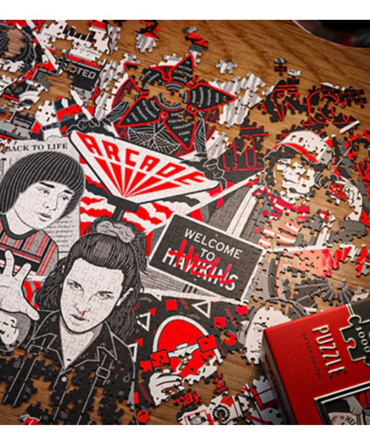 Detaliu puzzle Stranger Things Theory11 – finisaj holografic roșu și argintiu