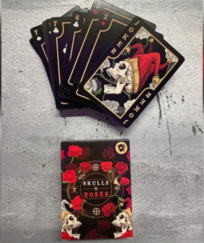 Skulls and Roses Playing Cards – cărți afișate în evantai