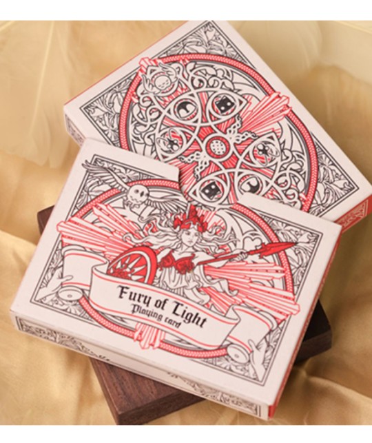 Detaliu al cutiei Mythic Divide Fury of Light Playing Cards, cu simboluri ale Arborelui Lumii