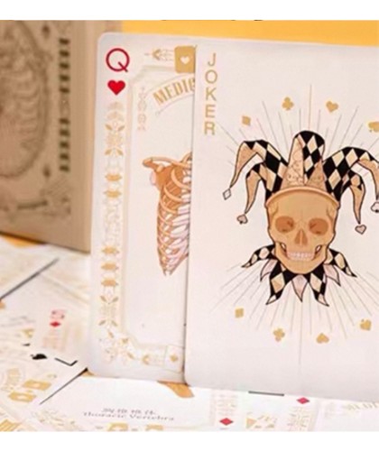 Cutia Medical Poker White Playing Cards alături de cartea Joker cu tematică medicală