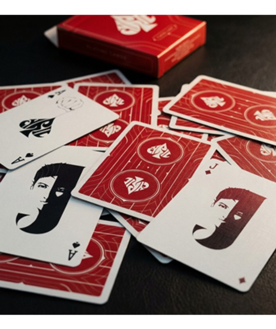 Cărți de joc Cyril Playing Cards cu design minimalist, ilustrând portrete alb-negru pe fețele cărților