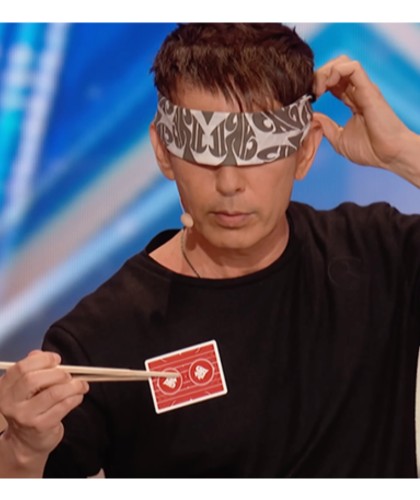 Magicianul Cyril folosind Cyril Playing Cards într-un act de magie vizuală pe scenă