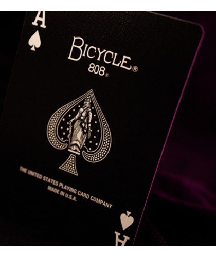 Cărți Joker din pachetul Bicycle Reverse Pink Playing Cards, cu ilustrație clasică pe fundal negru