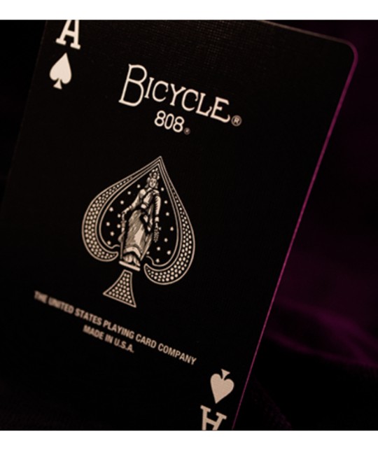 Cărți Joker din pachetul Bicycle Reverse Pink Playing Cards, cu ilustrație clasică pe fundal negru