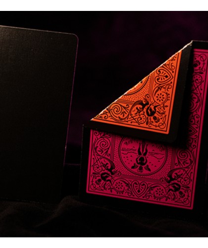 Spatele cărții Bicycle Reverse Pink Playing Cards, cu design ornamental roz pe fundal negru