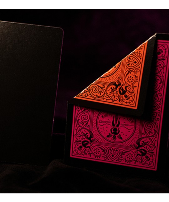 Spatele cărții Bicycle Reverse Pink Playing Cards, cu design ornamental roz pe fundal negru