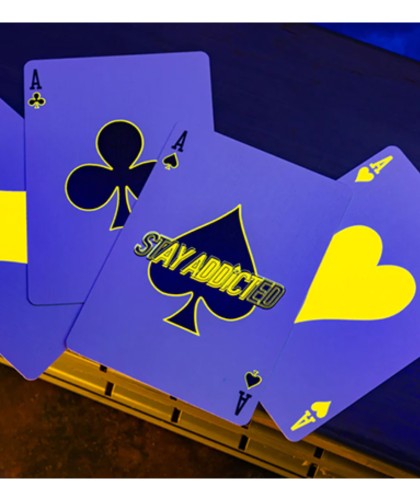 Bicycle Neon Rider Back Yellow-Starburst Playing Cards cu ași colorați în galben neon pe fundal albastru