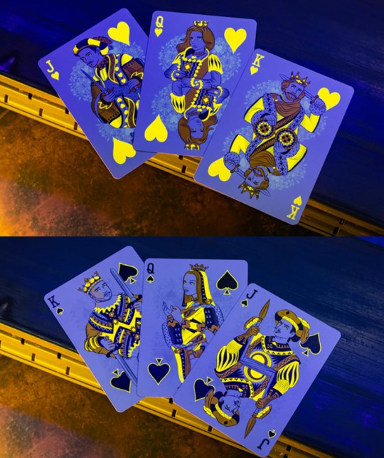 Cărți de figură Bicycle Neon Rider Back Yellow-Starburst cu personaje de pică în stil neon